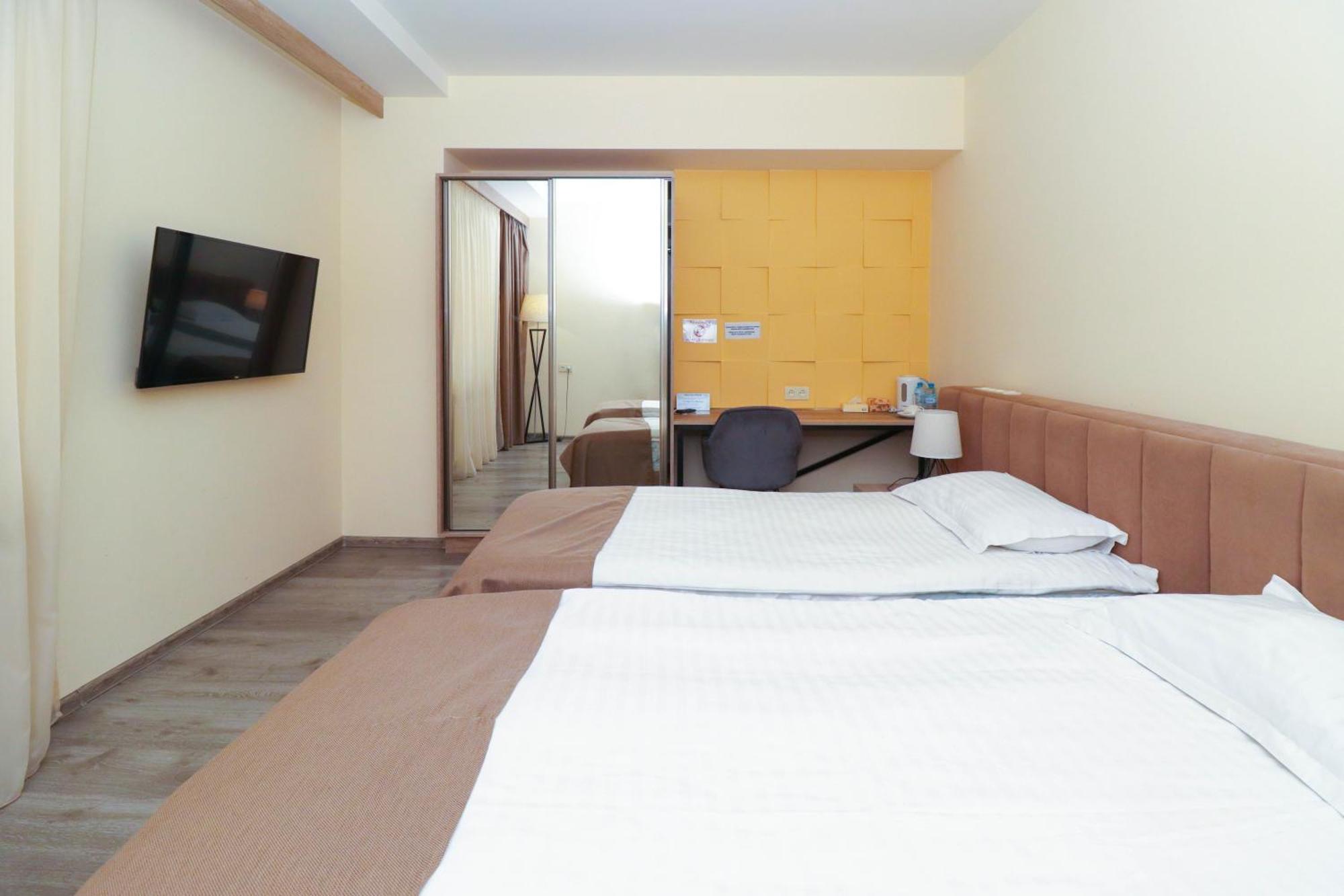 Mandarin Hotel エレバン エクステリア 写真