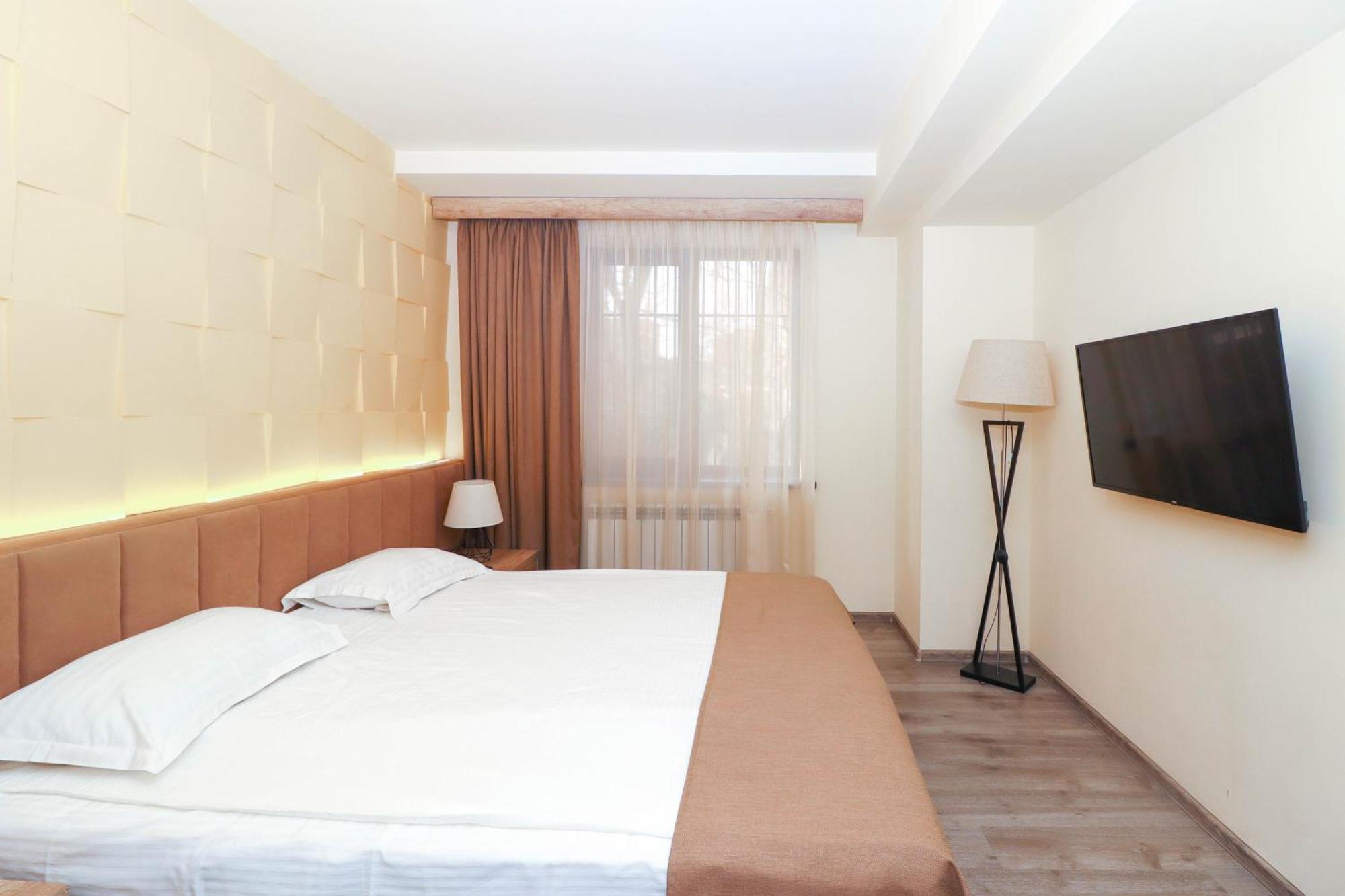 Mandarin Hotel エレバン エクステリア 写真