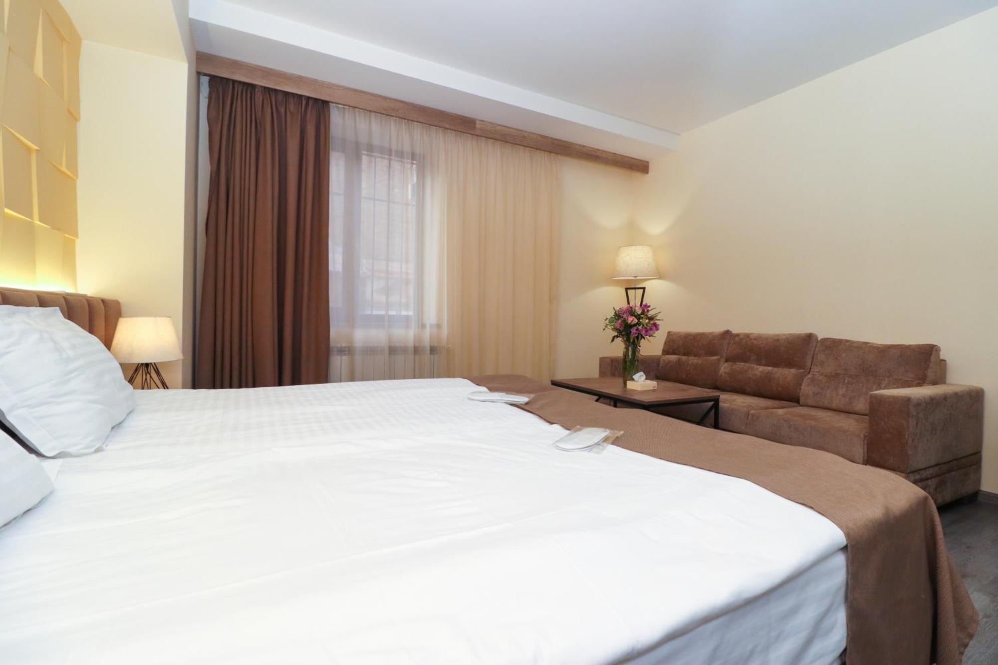 Mandarin Hotel エレバン エクステリア 写真