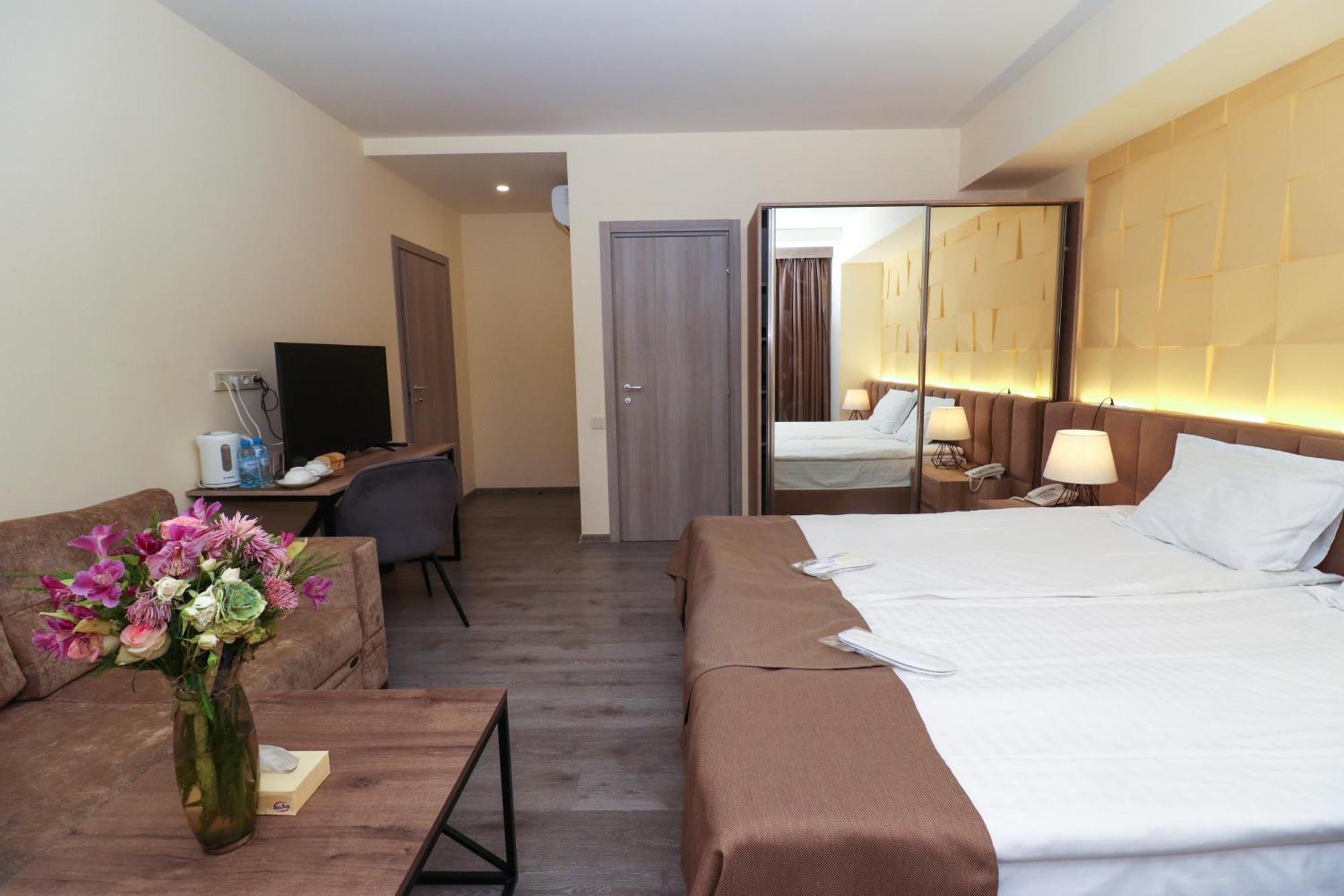 Mandarin Hotel エレバン エクステリア 写真